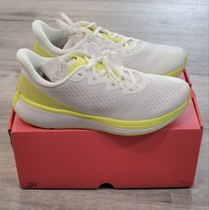 Womans lane-eight sneakers. Size 8